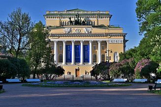 Александринский театр в Петербурге открыл для зрителей балкон с видом на Екатерининский сквер