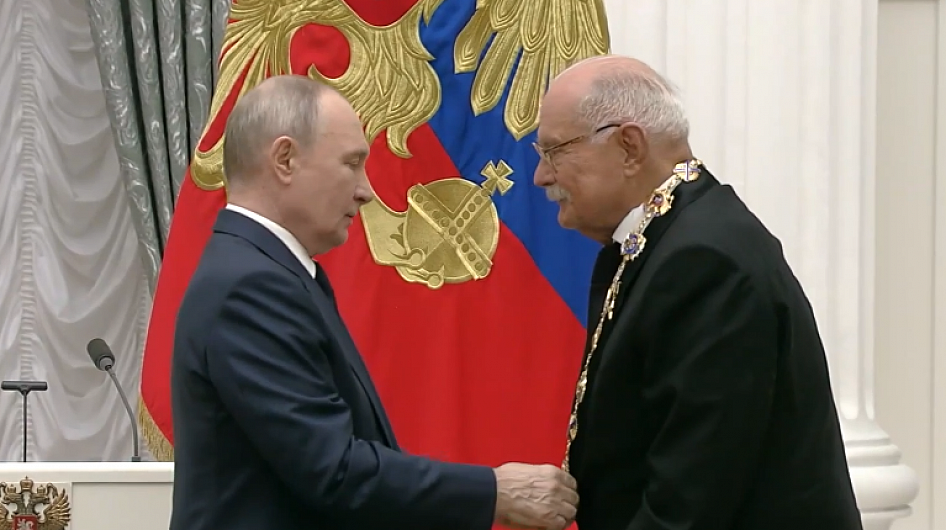 Путин вручил Михалкову орден Андрея Первозванного 