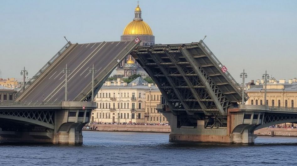 В Петербурге стартовал сезон разводки мостов