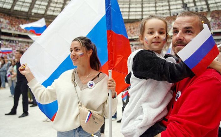 Свобода, Богоматерь, державность: приключения российского триколора