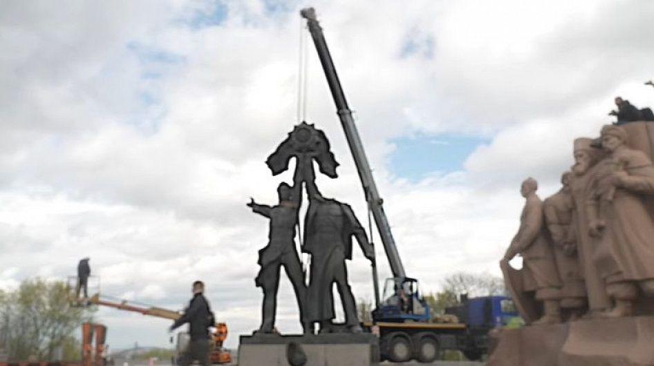 На западной Украине снесли еще два памятника советских времен