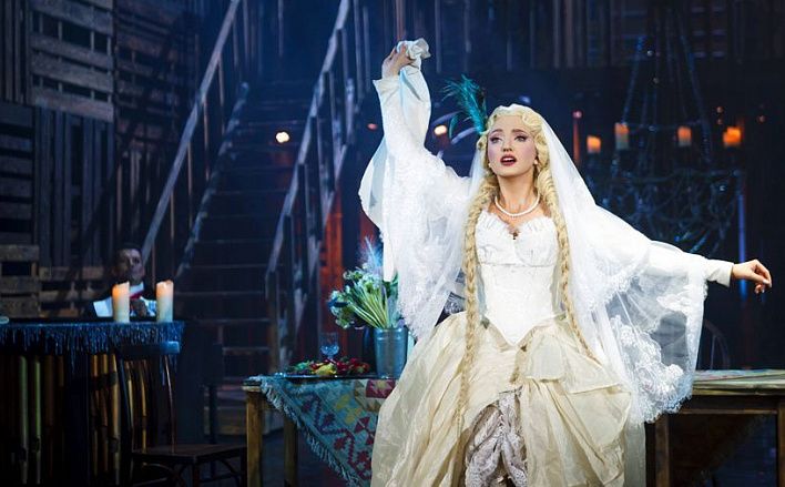 А вы говорите — карнавал: в Театре Комиссаржевской показали «Трехгрошовую историю»