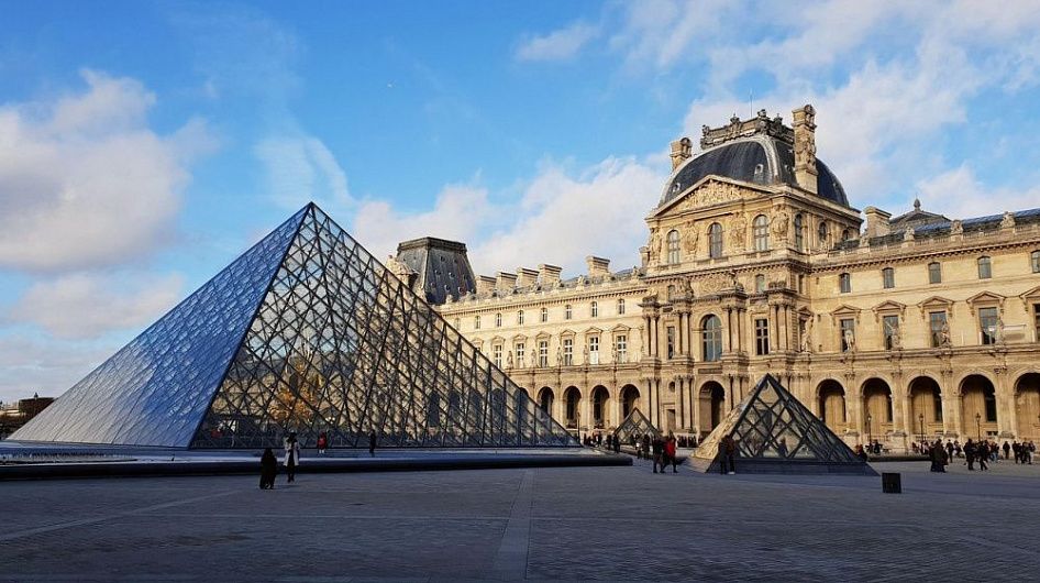 Во Франции ограбили Лувр - украдены 9 экспонатов