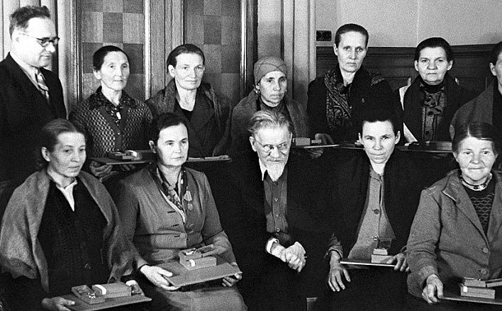 На четвертый год войны: 80 лет назад были учреждены награды многодетным матерям