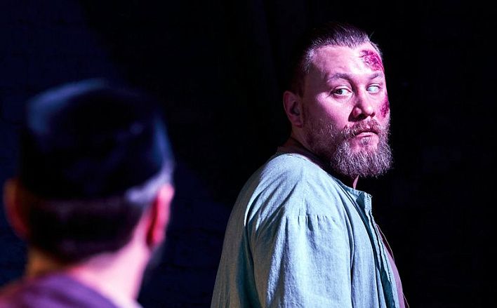 Не наш он, Иуда рыжий: театр психодрамы «Многоточие» исследует анатомию предательства 