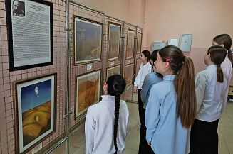 Сотрудники Белгородского музея представили школьникам выставку графики Станислава Косенкова