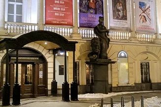 Киноплакаты «Совэкспортфильма» представили на выставке в Галерее искусств Зураба Церетели