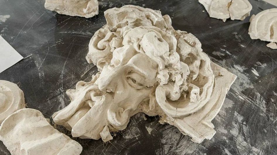 При реставрации в Доме радио в Петербурге нашли дореволюционный барельеф