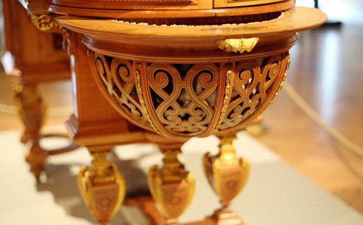 По неорусскому обычаю: Эрмитаж показал мебель последних российских самодержцев