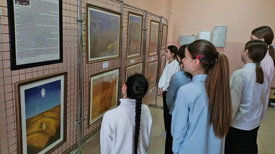 Сотрудники Белгородского музея представили школьникам выставку графики Станислава Косенкова