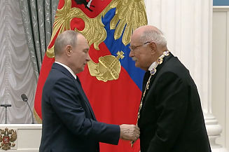 Путин вручил Михалкову орден Андрея Первозванного 