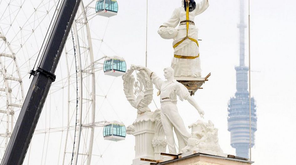 На ВДНХ вернули скульптуру «Колхозник и колхозница с гербом Литовской ССР»