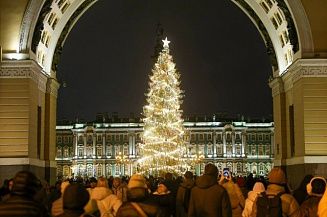Главную елку Петербурга оставят на Дворцовой площади еще на полторы недели