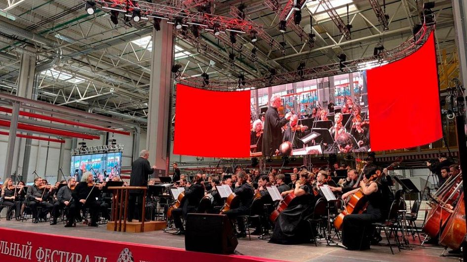 Оркестр Мариинского театра выступил в цехе КамАЗа