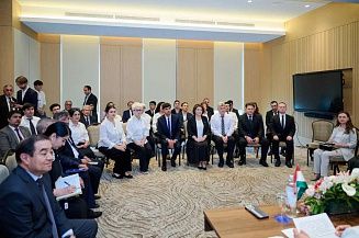 Ольга Любимова вручила благодарность коллективу Русского драмтеатра в Таджикистане