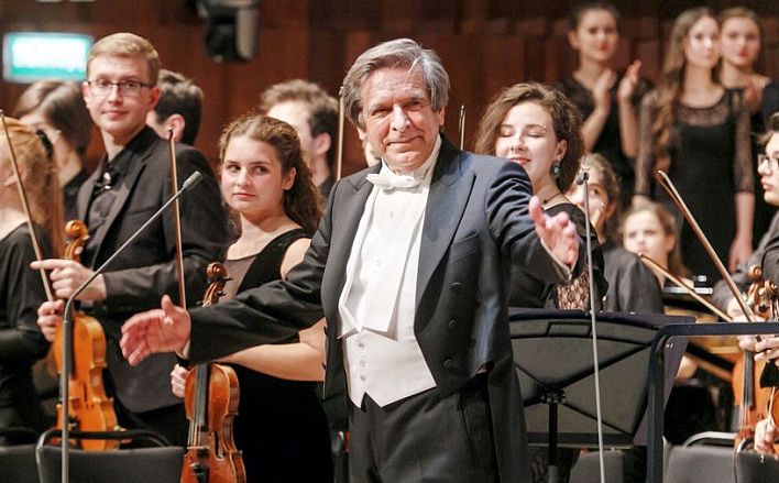 Дирижер Геннадий Дмитряк: «Предназначение двух больших коллективов нашей страны — Хора Свешникова и Капеллы Юрлова — прежде всего государственность и служение России»