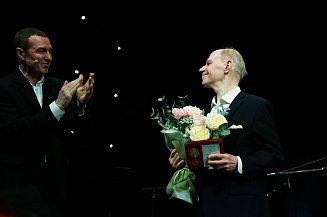 Авангард Леонтьев награжден медалью «В память 200-летия со дня рождения А.Н. Островского»