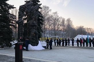 В Пскове открыли два памятника десантникам