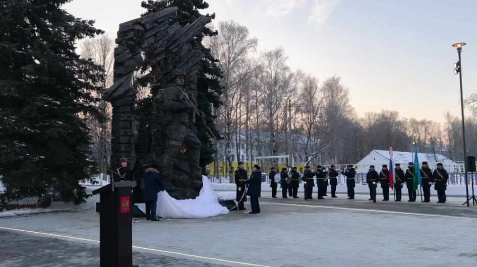 В Пскове открыли два памятника десантникам