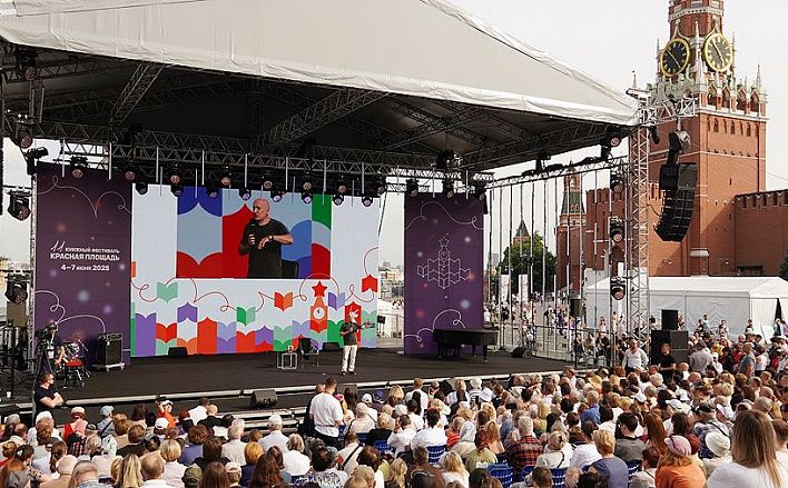 Захар Прилепин: «Сюжетная канва — не самое важное; нужно, чтобы книга задвигалась, обрела плоть и кровь, заговорила...»