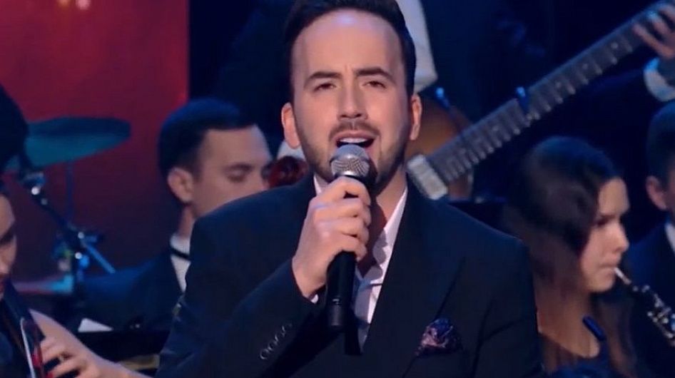 Финалист «Голоса» Эмиль Кадыров выступил перед родственниками военных в Белгороде