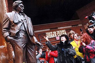 В Москве установили памятник Юрию Любимову