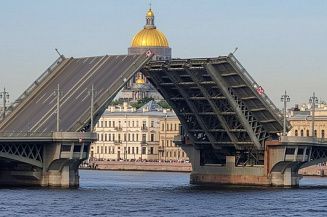 В Петербурге стартовал сезон разводки мостов
